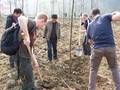 与石台县林业局范安国副局长一起栽下第一棵树。